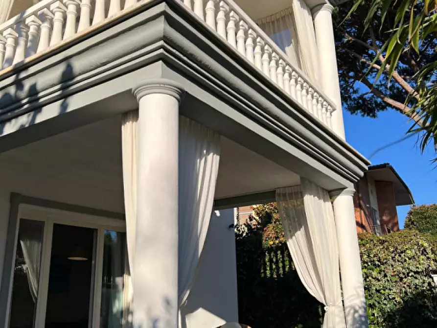 Immagine 3 di Villa in vendita  in Via Scassi Carli a Forte Dei Marmi