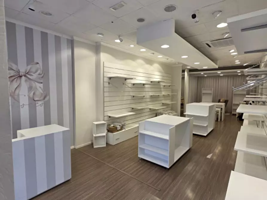 Immagine 5 di Negozio in vendita  in Via Monte Santo, 91 a Cosenza