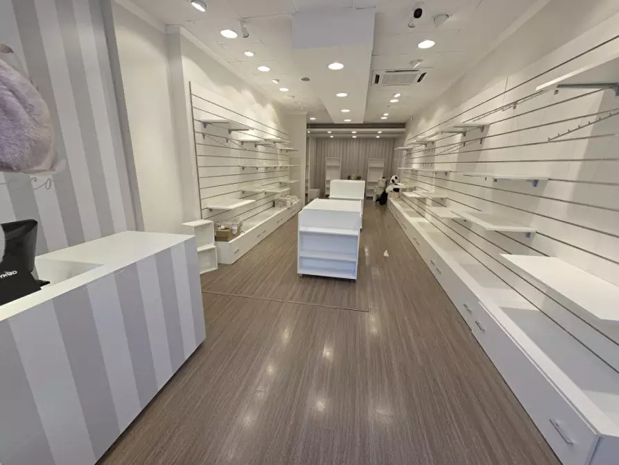 Immagine 9 di Negozio in vendita  in Via Monte Santo, 91 a Cosenza