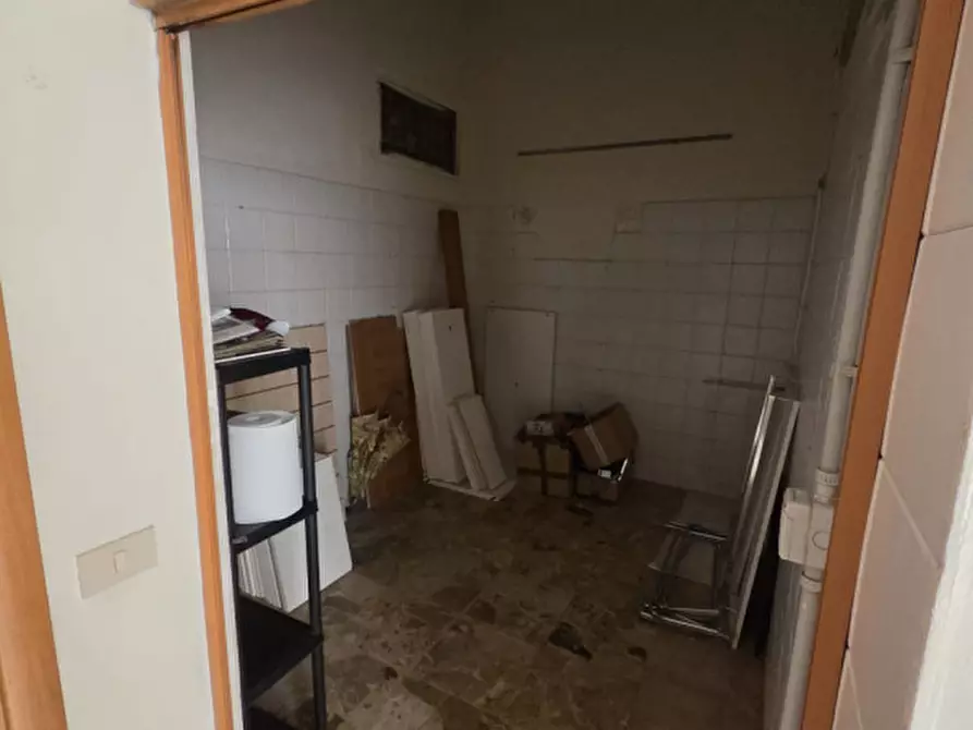 Immagine 10 di Negozio in vendita  in Via Monte Santo, 91 a Cosenza