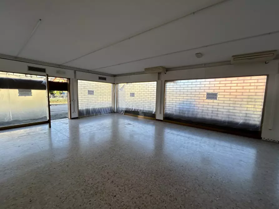 Immagine 1 di Negozio in affitto  in Via Santa Caterina a Selvazzano Dentro
