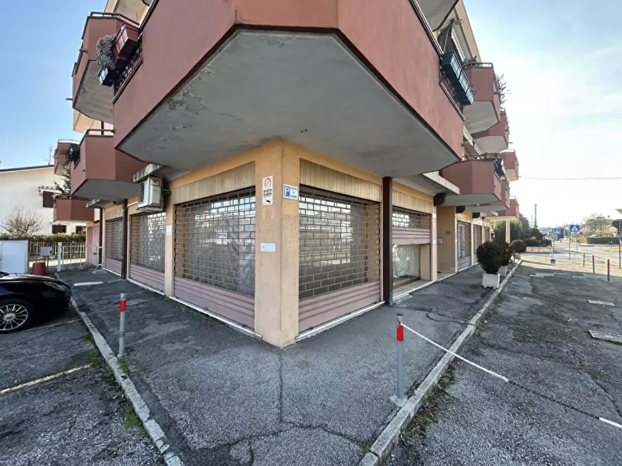 Immagine 2 di Negozio in affitto  in Via Santa Caterina a Selvazzano Dentro