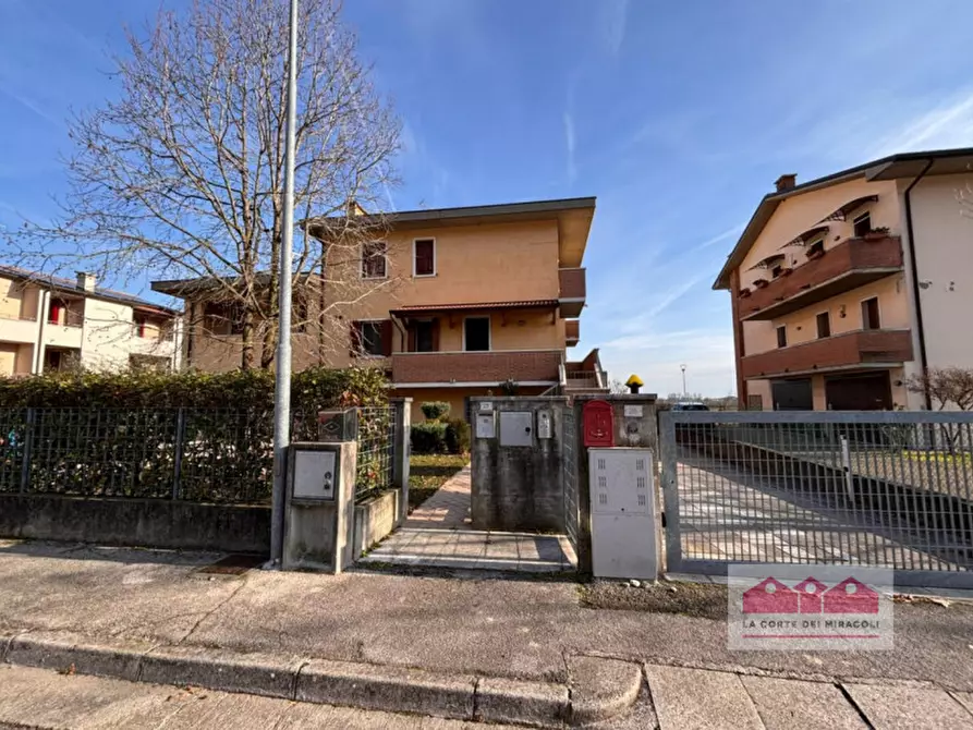 Immagine 1 di Casa bifamiliare in affitto  in Via Battaglione Vicenza a Longare