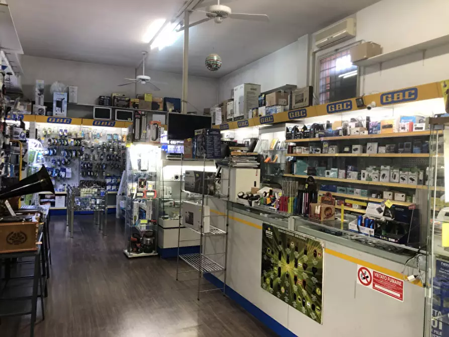 Immagine 6 di Negozio in vendita  a Bologna