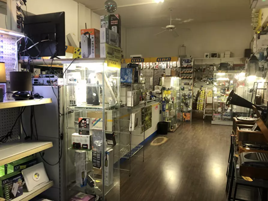 Immagine 7 di Negozio in vendita  a Bologna