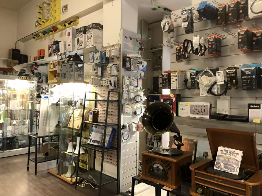 Immagine 12 di Negozio in vendita  a Bologna