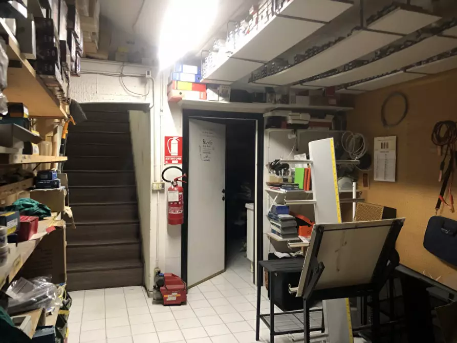 Immagine 14 di Negozio in vendita  a Bologna