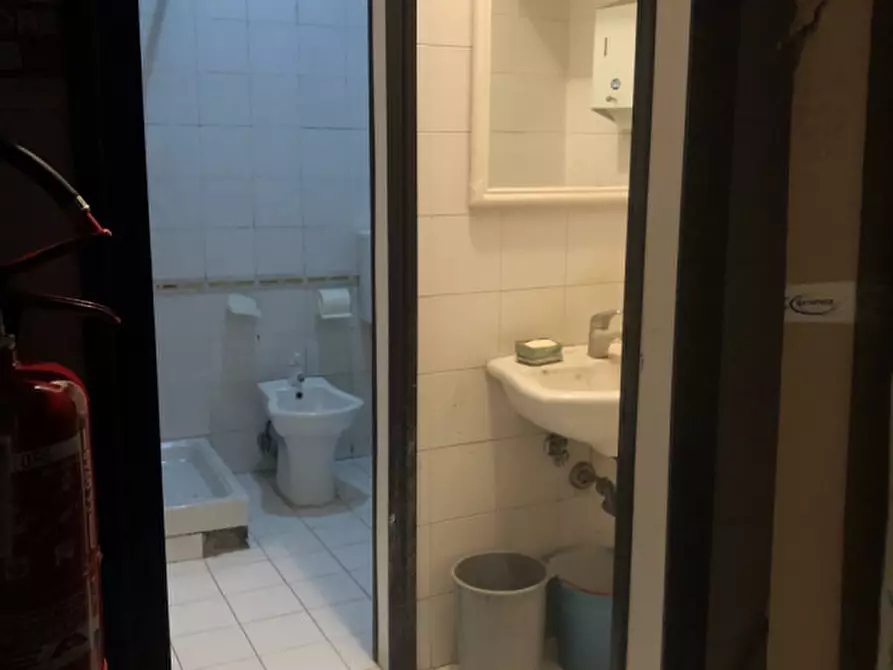 Immagine 15 di Negozio in vendita  a Bologna