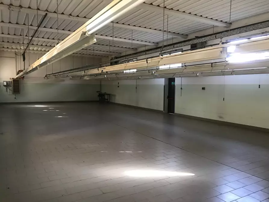 Immagine 2 di Capannone industriale in affitto  a Ceregnano
