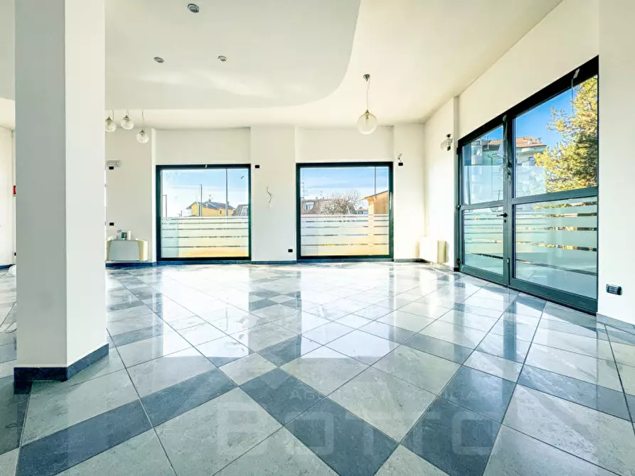 Immagine 6 di Negozio in vendita  in Via Gozzano 78 a Borgomanero