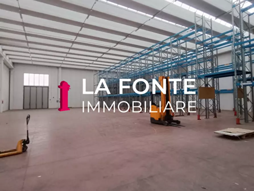 Immagine 1 di Capannone industriale in affitto  a Padova