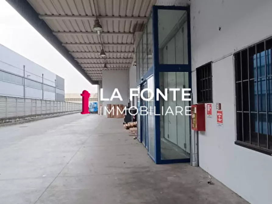 Immagine 12 di Capannone industriale in affitto  a Padova