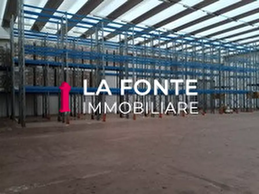 Immagine 13 di Capannone industriale in affitto  a Padova