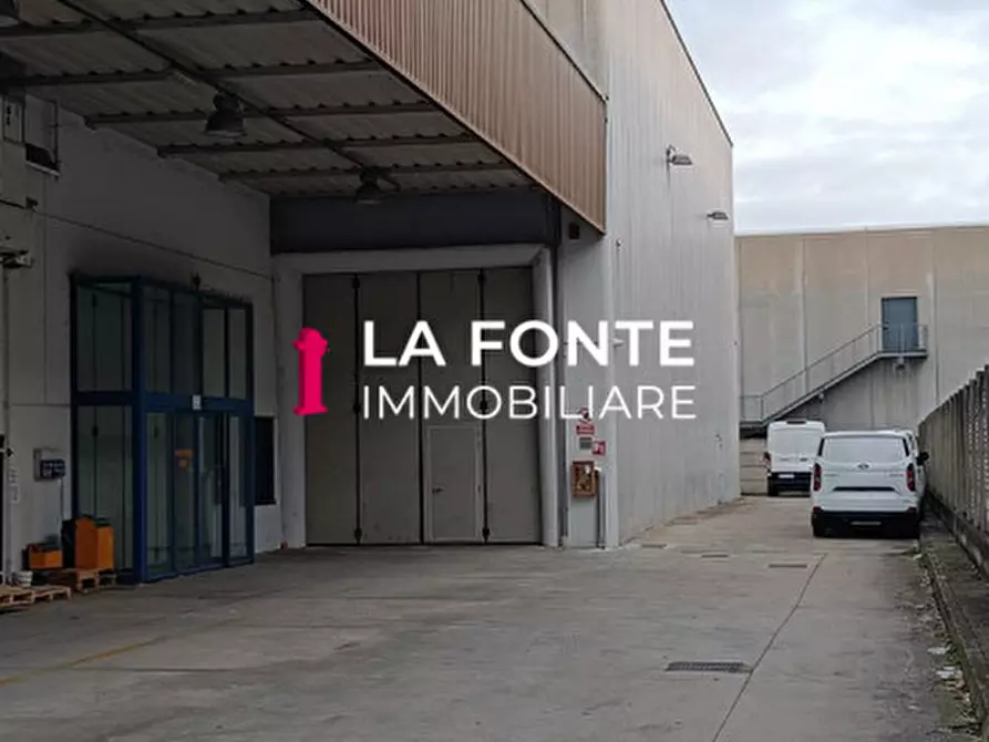 Immagine 15 di Capannone industriale in affitto  a Padova