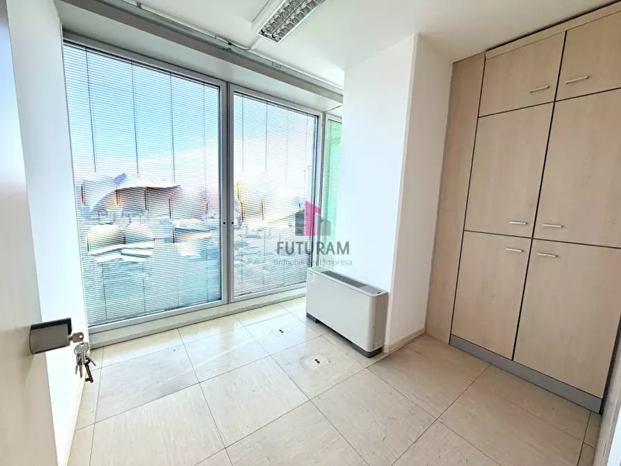 Immagine 8 di Ufficio in affitto  a Torri Di Quartesolo