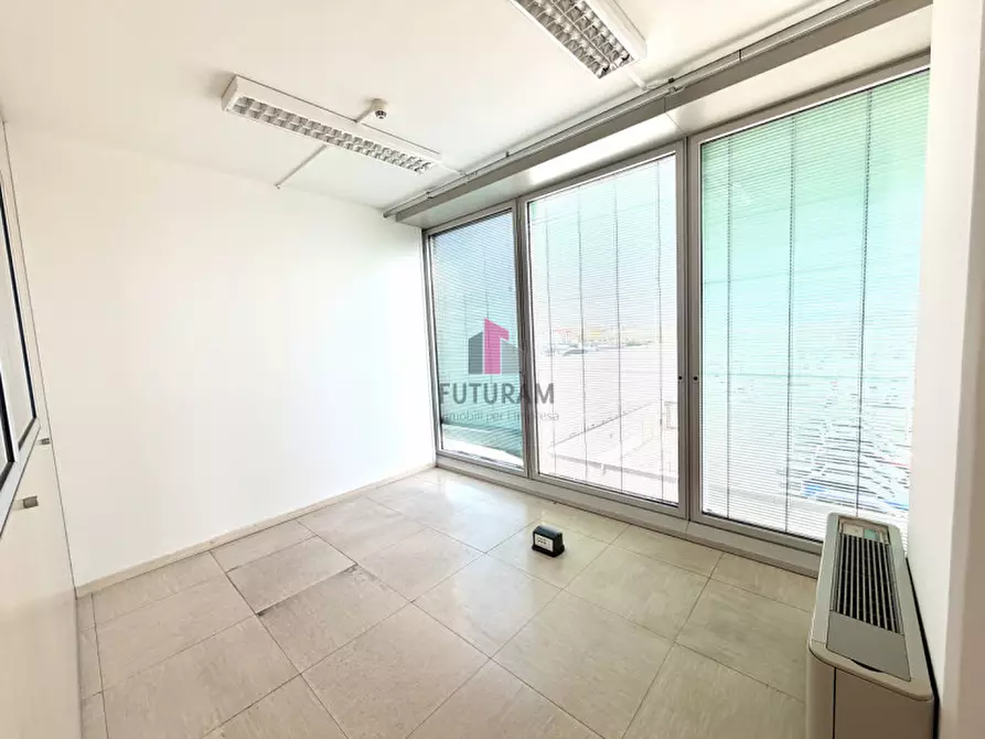 Immagine 10 di Ufficio in affitto  a Torri Di Quartesolo