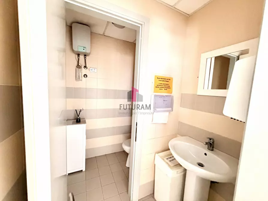 Immagine 15 di Ufficio in affitto  a Torri Di Quartesolo