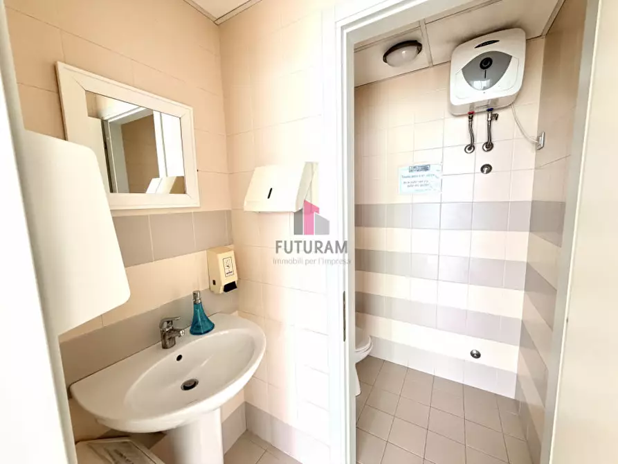 Immagine 16 di Ufficio in affitto  a Torri Di Quartesolo