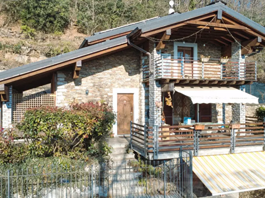 Immagine 1 di Villa in vendita  in via A, Marchionini n 4 a Cossogno