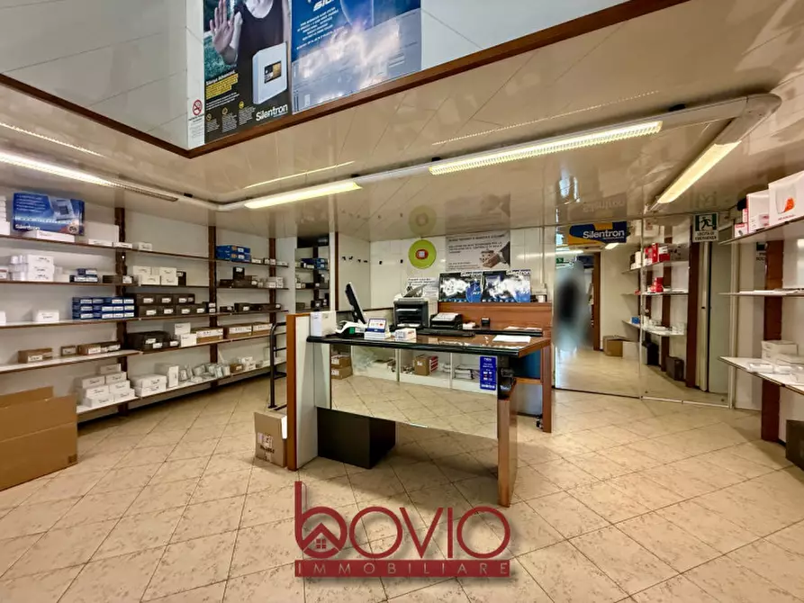 Immagine 1 di Negozio in vendita  in STRADA DI SAN MAURO N°72 a Torino