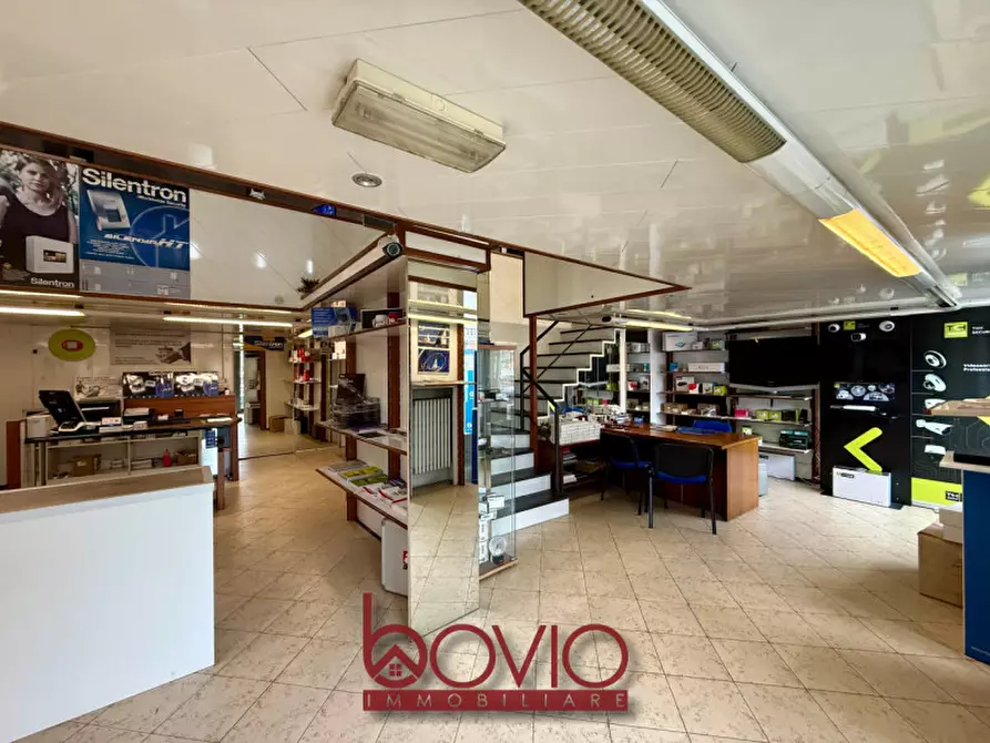 Immagine 3 di Negozio in vendita  in STRADA DI SAN MAURO N°72 a Torino
