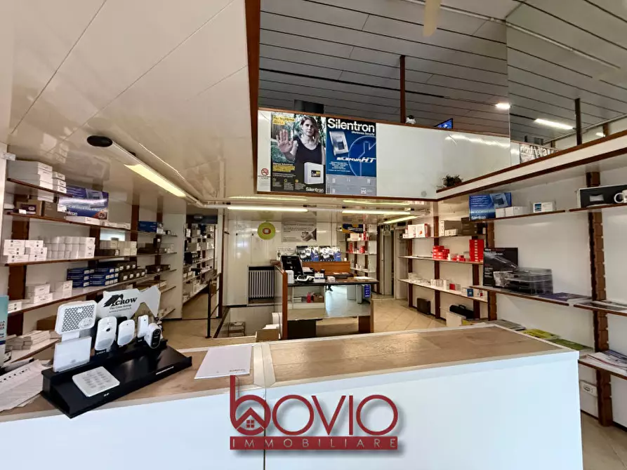 Immagine 9 di Negozio in vendita  in STRADA DI SAN MAURO N°72 a Torino