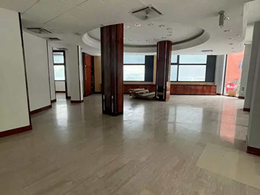 Immagine 1 di Negozio in affitto  in Viale Stazione a Montegrotto Terme