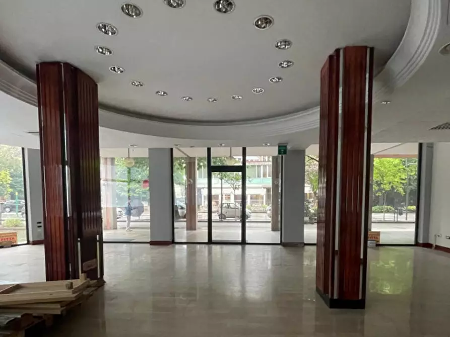 Immagine 2 di Negozio in vendita  in Viale Stazione a Montegrotto Terme