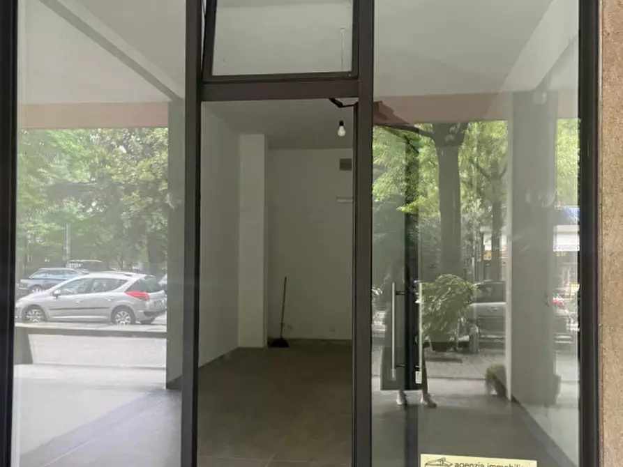 Immagine 1 di Negozio in vendita  in Viale Stazione a Montegrotto Terme