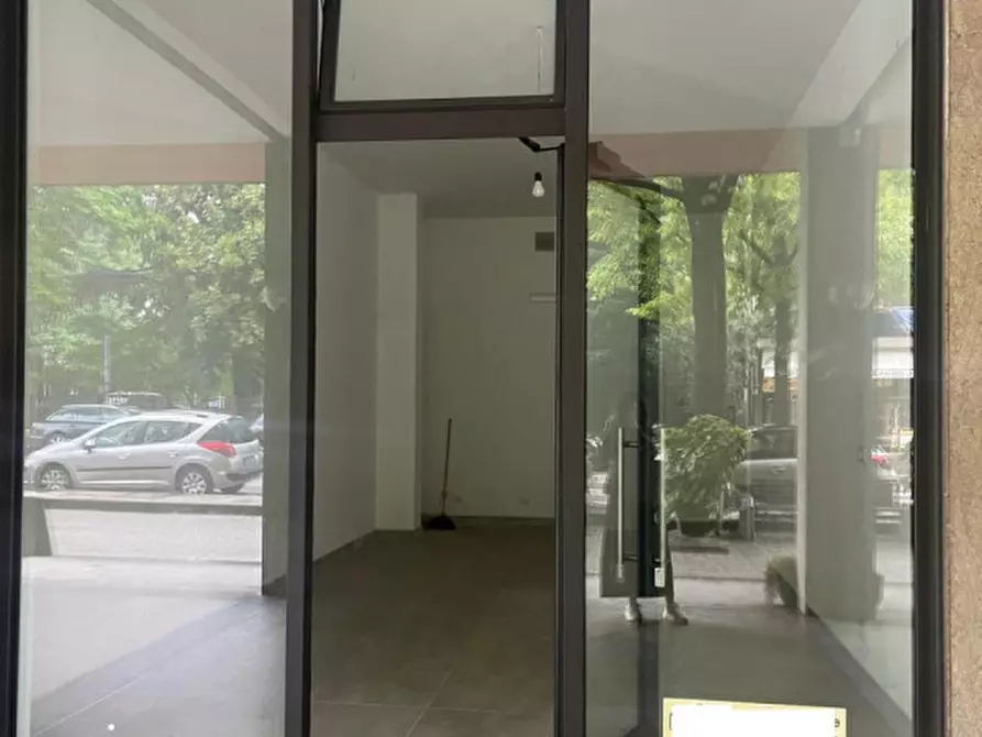 Immagine 1 di Negozio in affitto  in Viale Stazione a Montegrotto Terme