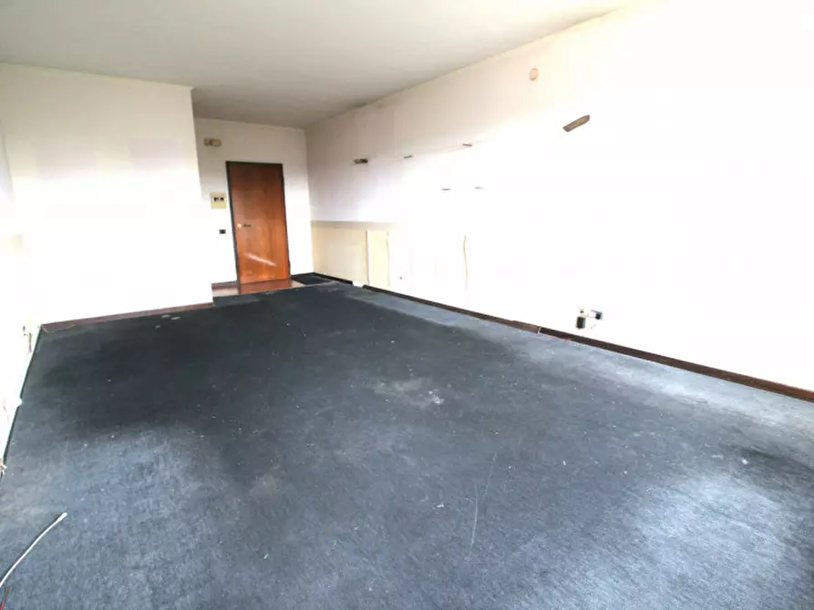 Immagine 3 di Appartamento in vendita  in Via Curzio Malaparte a Roma