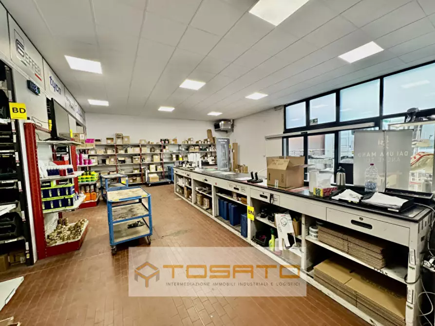 Immagine 1 di Capannone industriale in vendita  a Verona