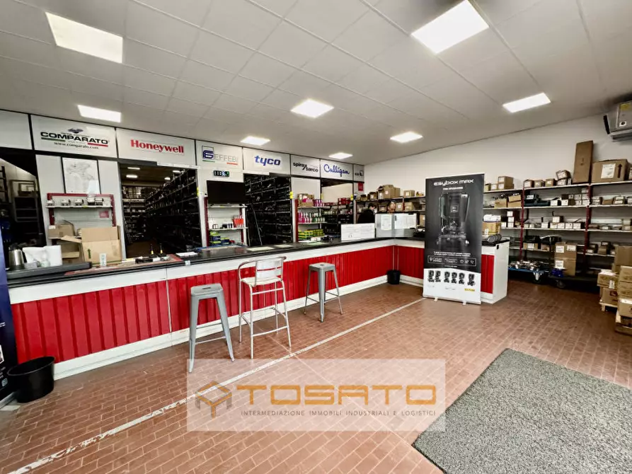 Immagine 2 di Capannone industriale in vendita  a Verona