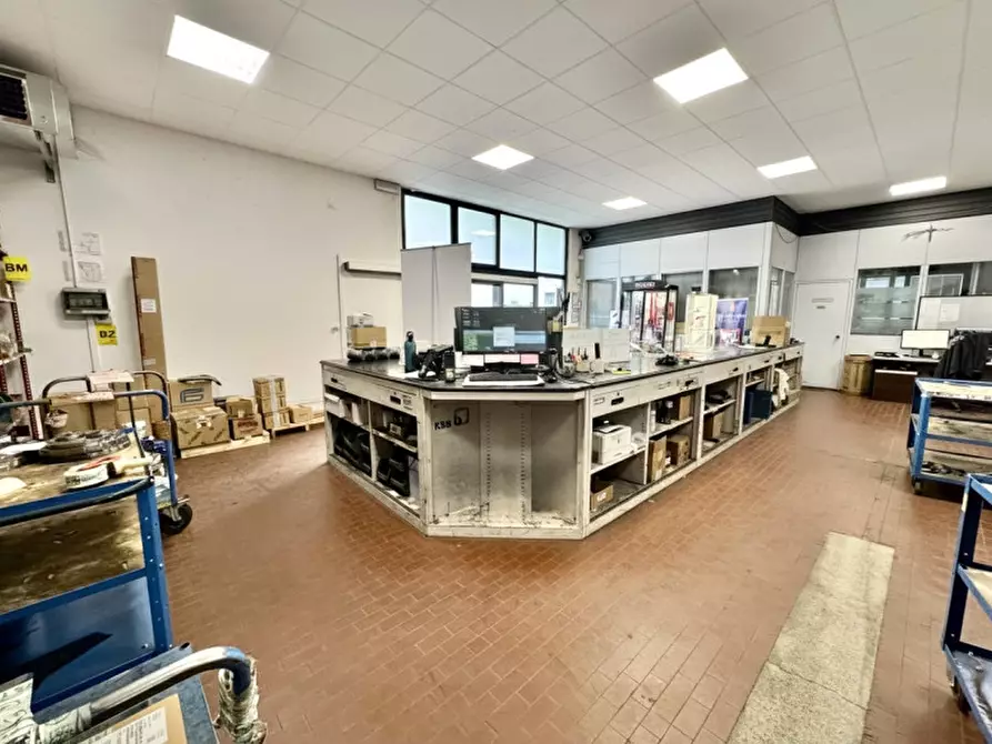 Immagine 2 di Capannone industriale in vendita  a Verona