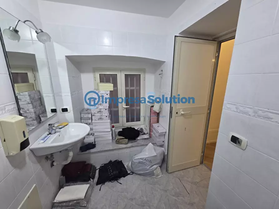 Immagine 12 di Negozio in affitto  in Via Padre Luigi Tosti a Napoli