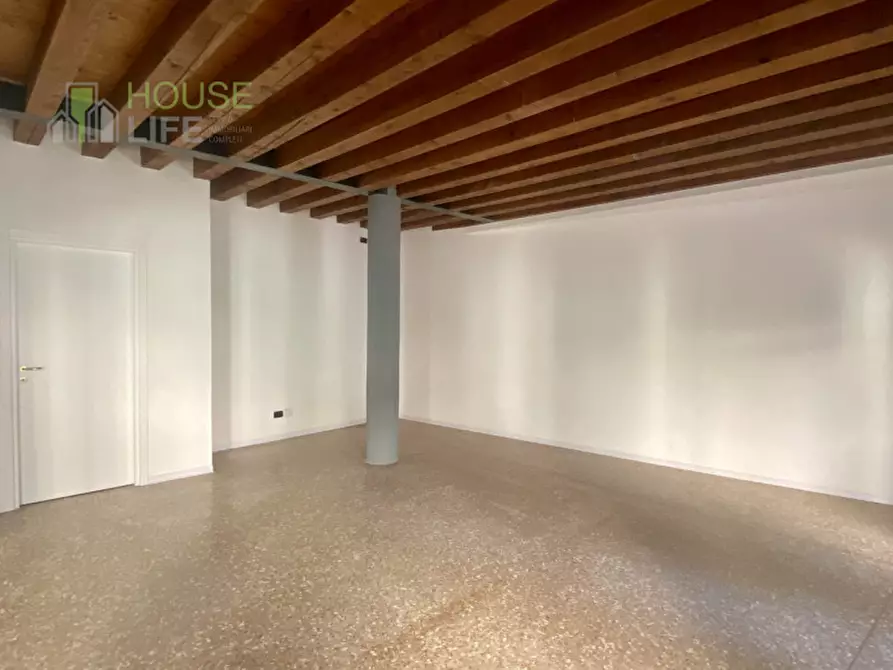 Immagine 5 di Negozio in vendita  in via Don Faccin a Schio