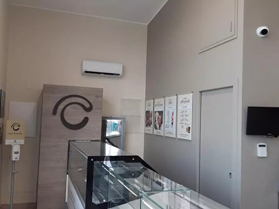 Immagine 11 di Attività commerciale in vendita  in Via Olimpia a Matino