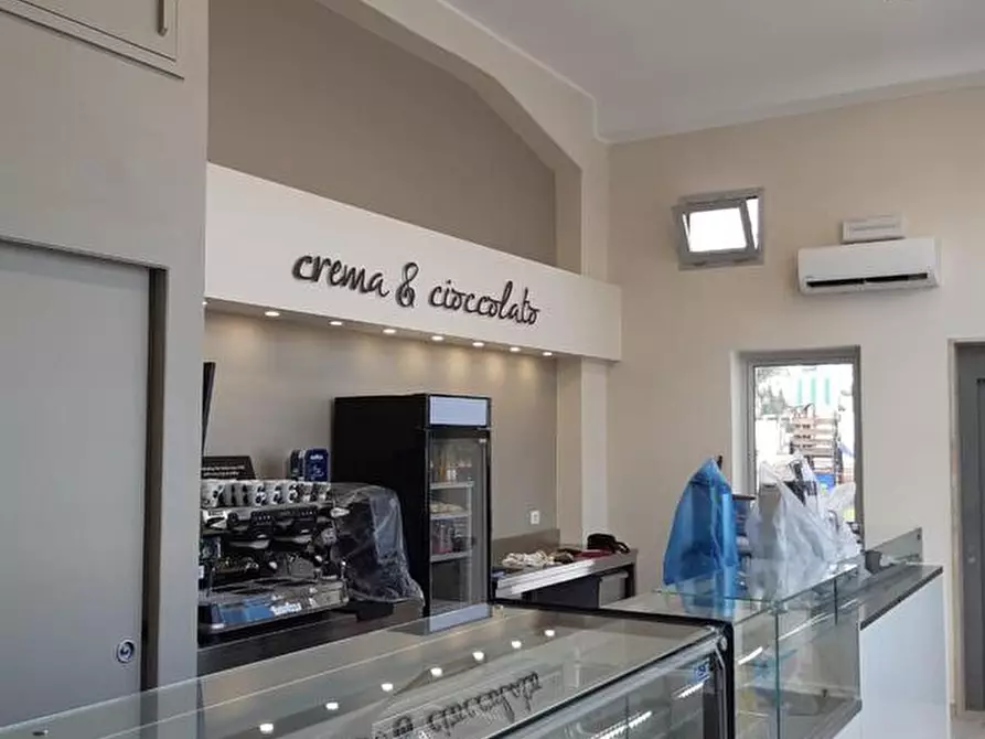 Immagine 12 di Attività commerciale in vendita  in Via Olimpia a Matino
