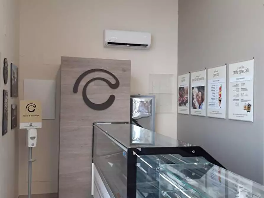Immagine 13 di Attività commerciale in vendita  in Via Olimpia a Matino