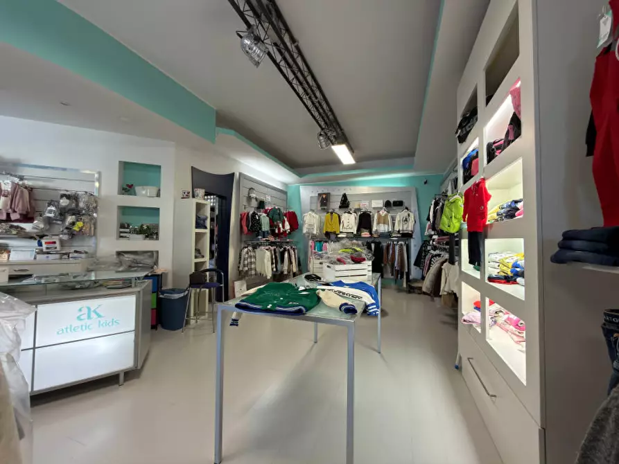 Immagine 6 di Negozio in affitto  in via taranto 87 a Martina Franca