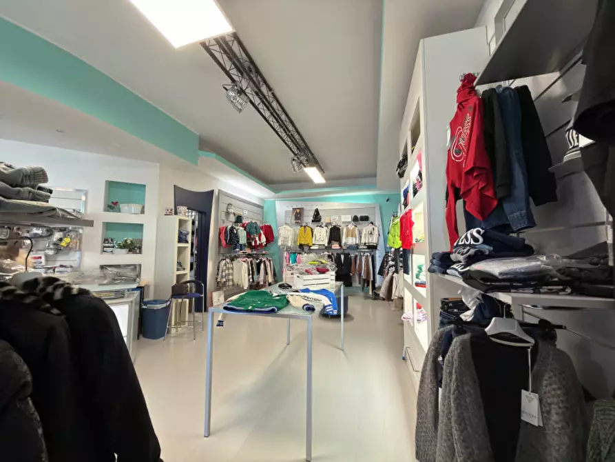 Immagine 7 di Negozio in affitto  in via taranto 87 a Martina Franca