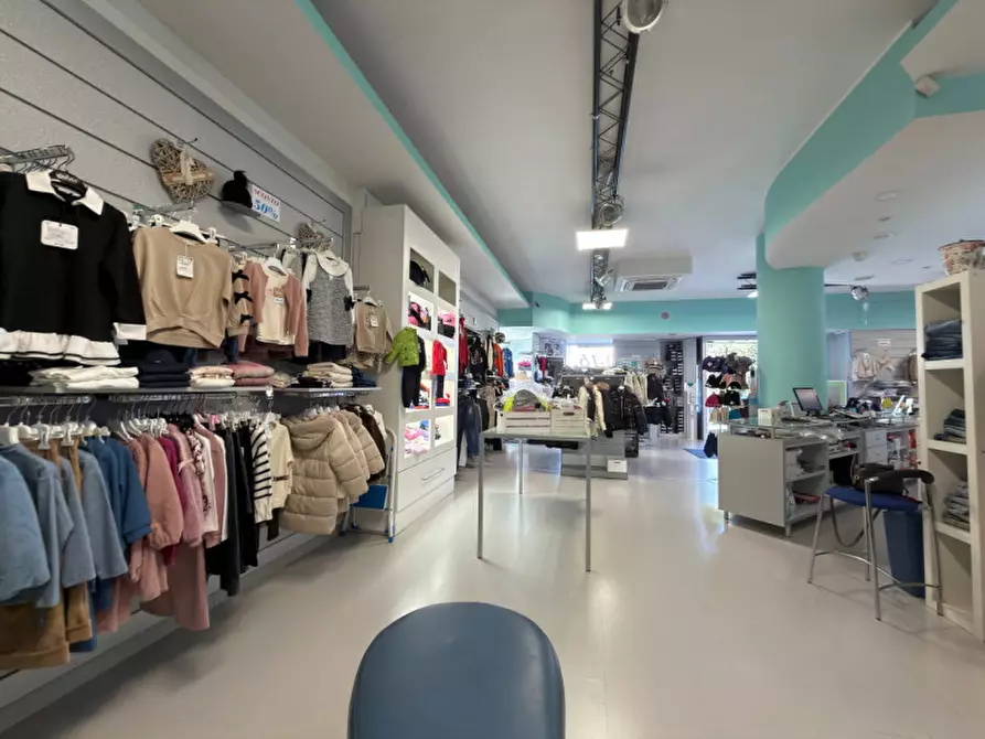 Immagine 8 di Negozio in affitto  in via taranto 87 a Martina Franca