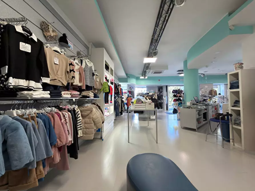 Immagine 9 di Negozio in affitto  in via taranto 87 a Martina Franca