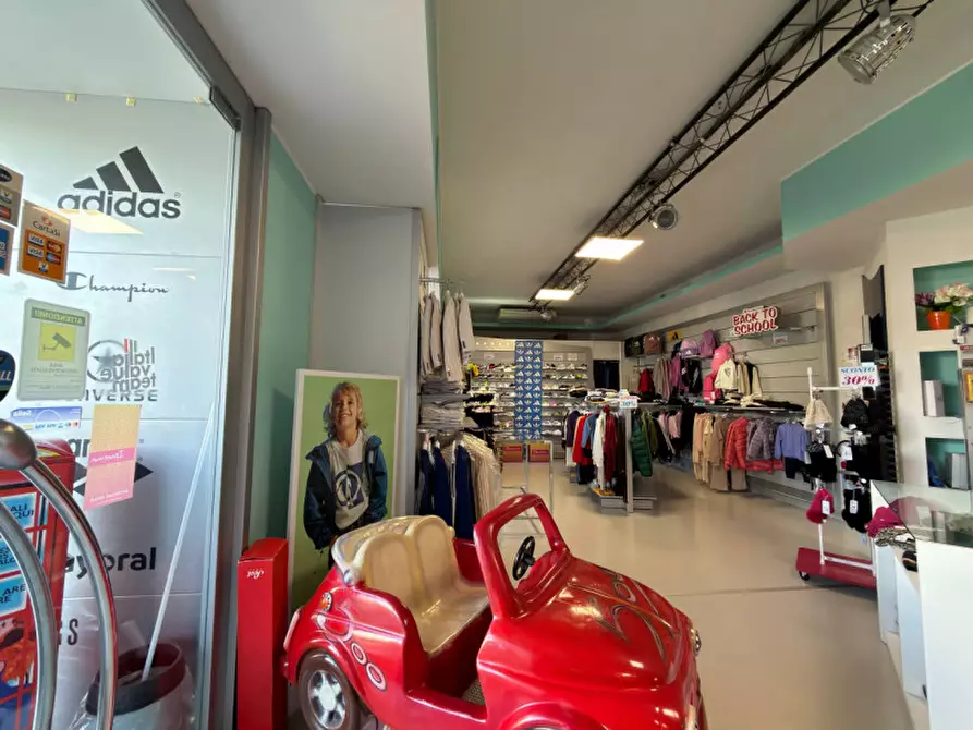 Immagine 10 di Negozio in affitto  in via taranto 87 a Martina Franca