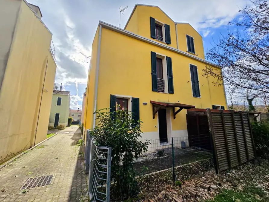 Immagine 2 di Villetta a schiera in vendita  in Via della Palazzina a Urbania