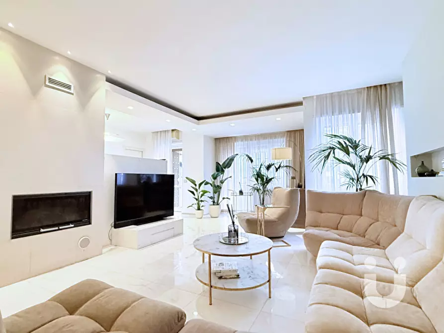 Immagine 1 di Appartamento in vendita  in Via Elio Vittorini a Roma