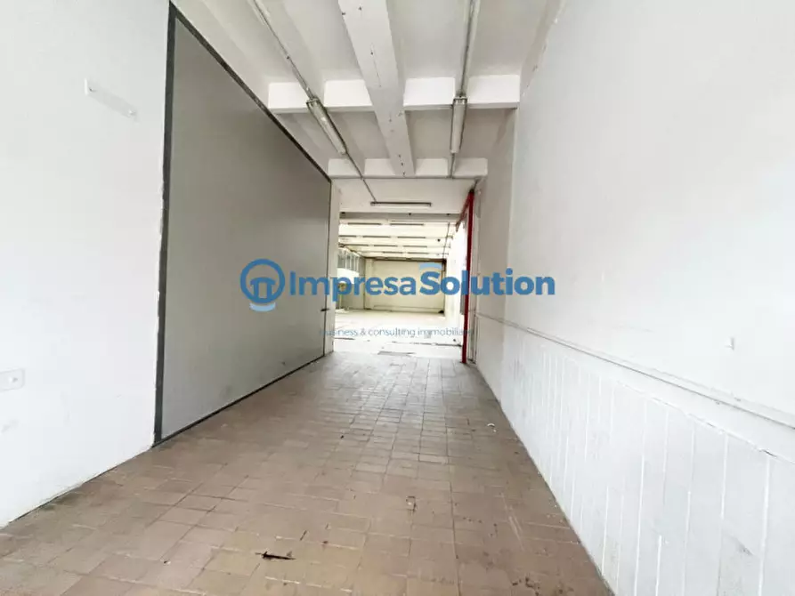 Immagine 10 di Capannone industriale in affitto  in Via Antiniana a Pozzuoli