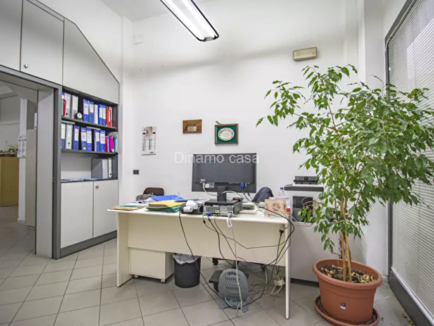 Immagine 3 di Negozio in vendita  a Prato