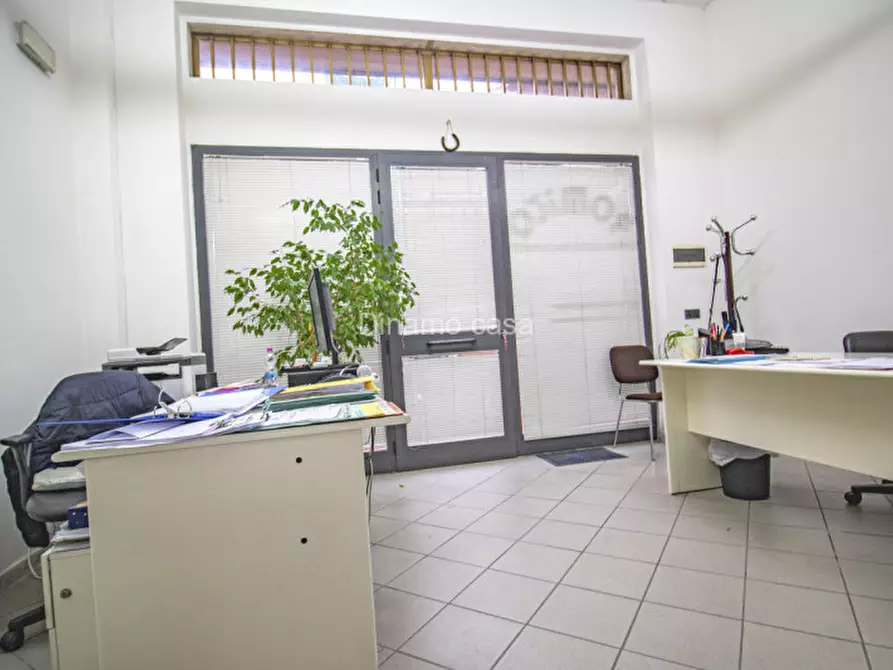 Immagine 4 di Negozio in vendita  a Prato