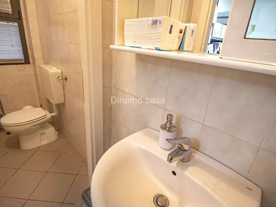 Immagine 8 di Negozio in vendita  a Prato